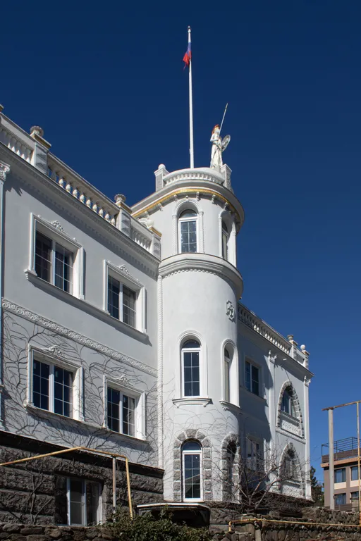 Двухкомнатная апартаменты   с теплым бассейном  у моря.