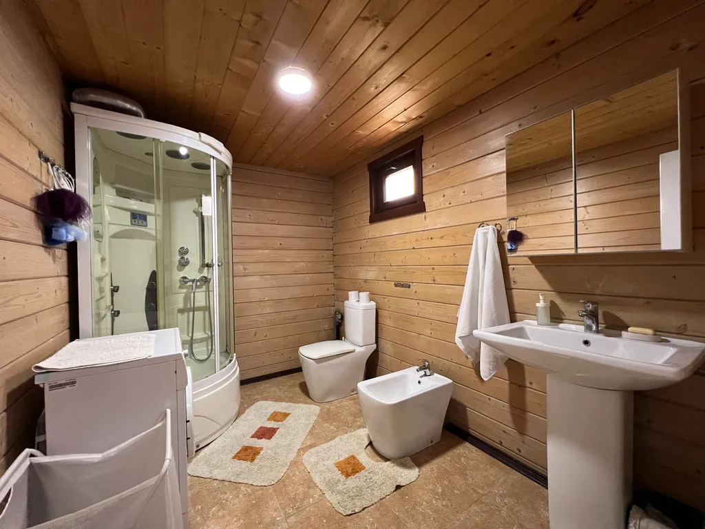 Дом с сауной и большой ванной на террасе