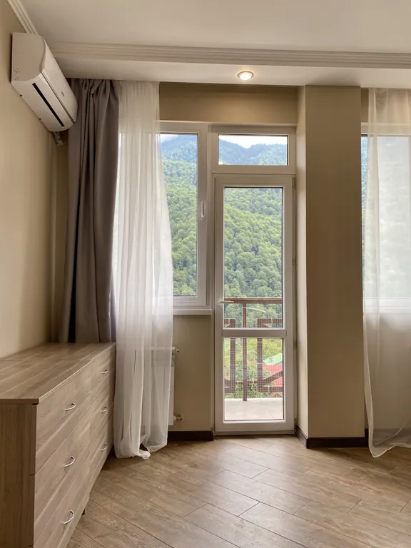 Евродвухкомнатный апартамент с балконом и видом на пик Аибга