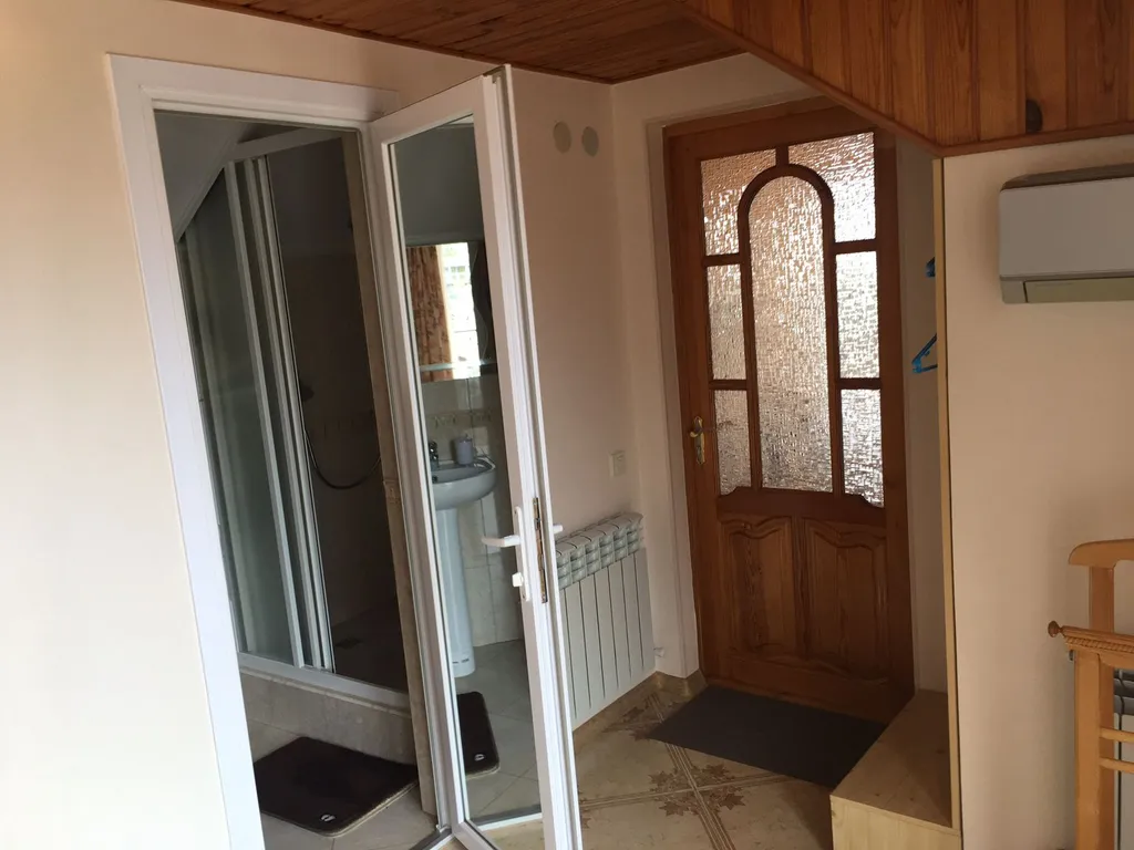 Уютная комната в частном доме у моря, на четвертом этаже.