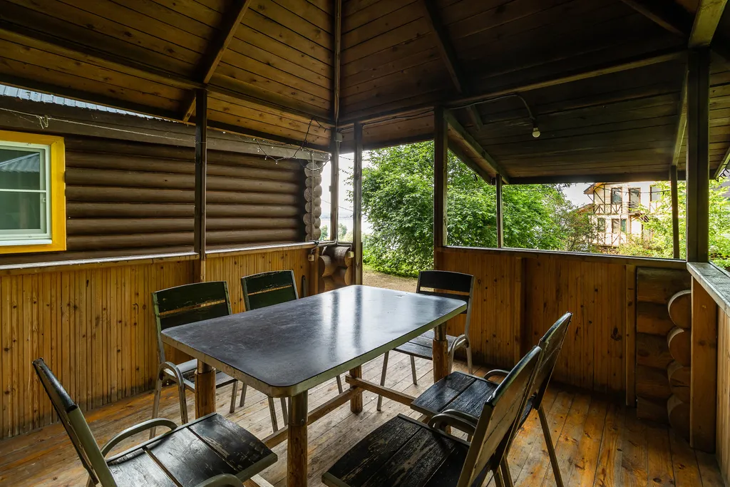 Дом с беседкой с видом на Волгу