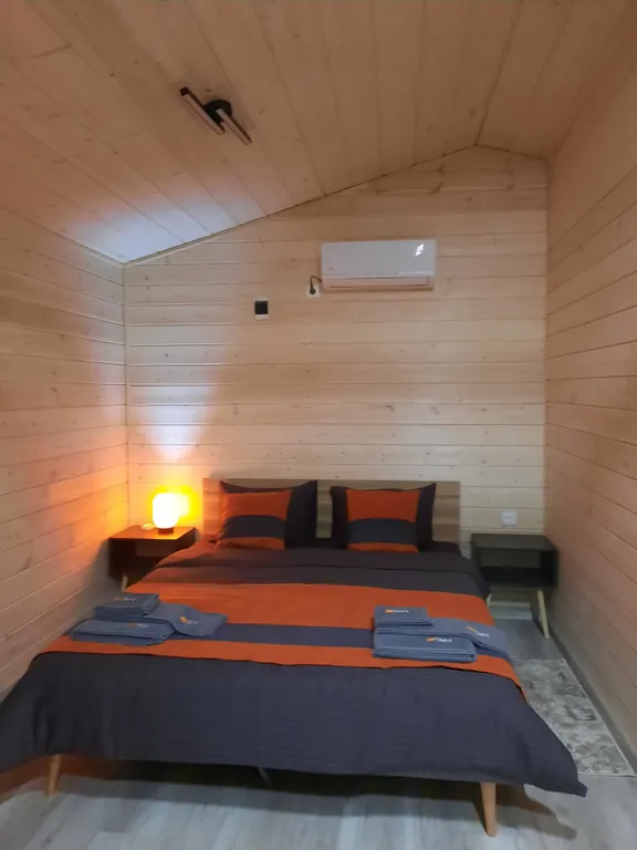 Уютный четырехместный Домик де-люкс с двухспальной кроватью