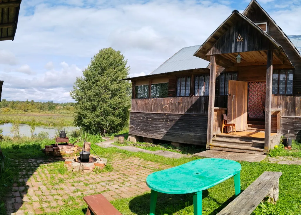 Деревенский дом с видом на озеро