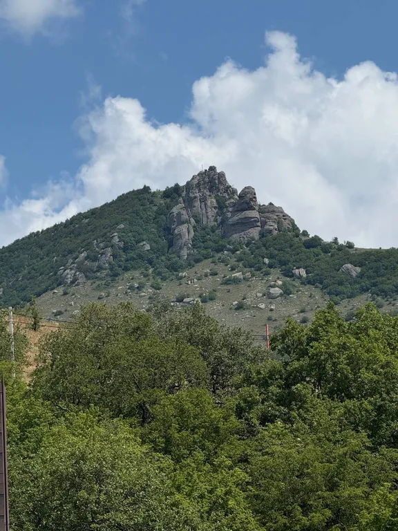 Апартаменты с теплым бассейном и видом на море и горы.