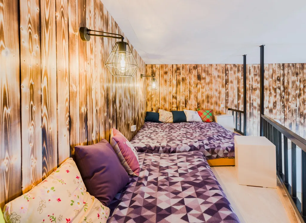 Дом с панорамными окнами на берегу озера, баня, лодка