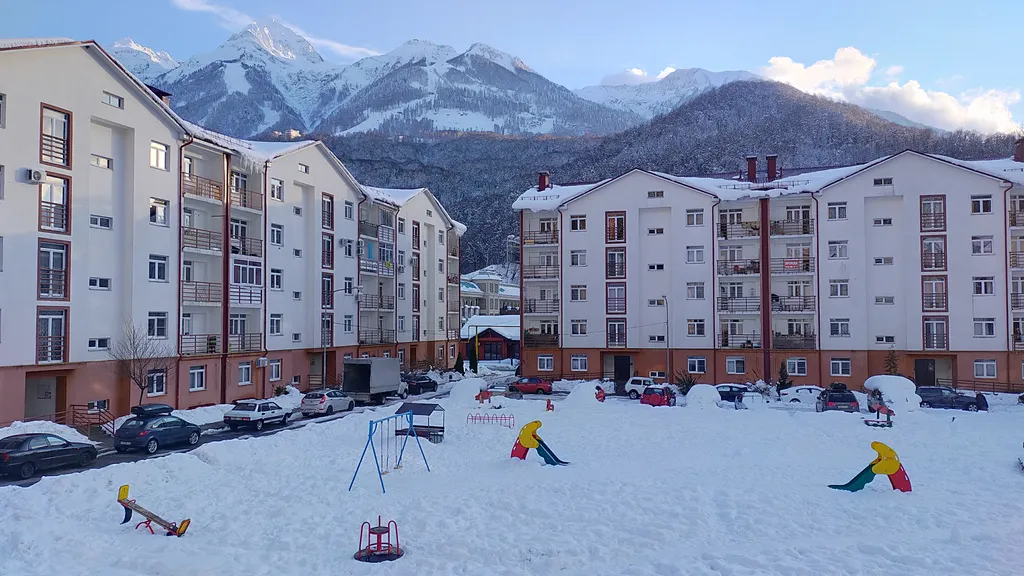 Квартира с балконом и видом на горы
