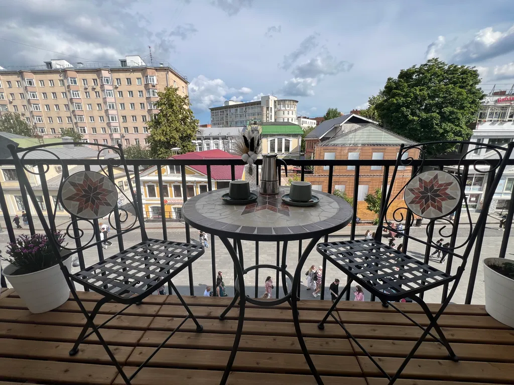 Уютный лофт с историческим балконом на главной улице