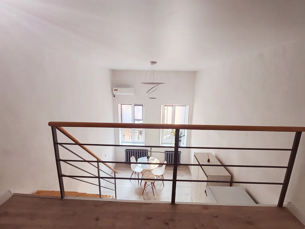 Двухуровневая студия в центре