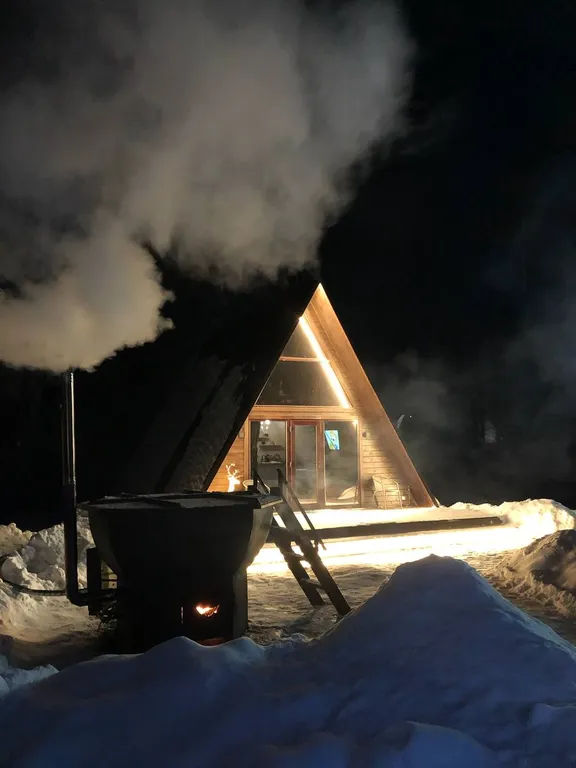 A-frame с банным чаном на берегу водоёма