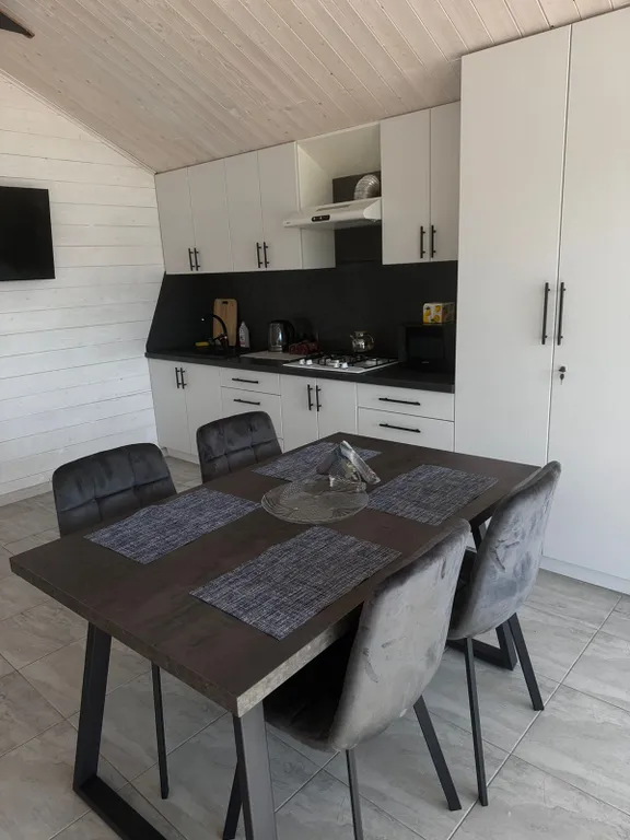 Уютный дом на берегу реки