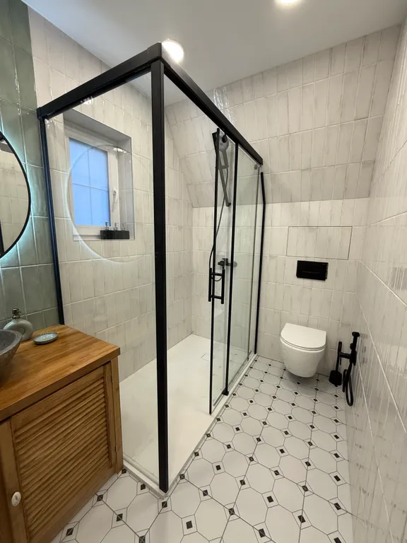 Домик на холме с видом на Байкал