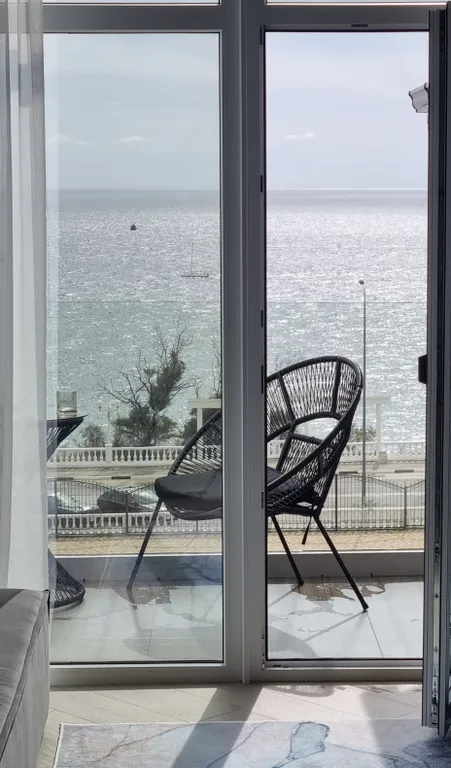Современная квартира с панорамным видом на море