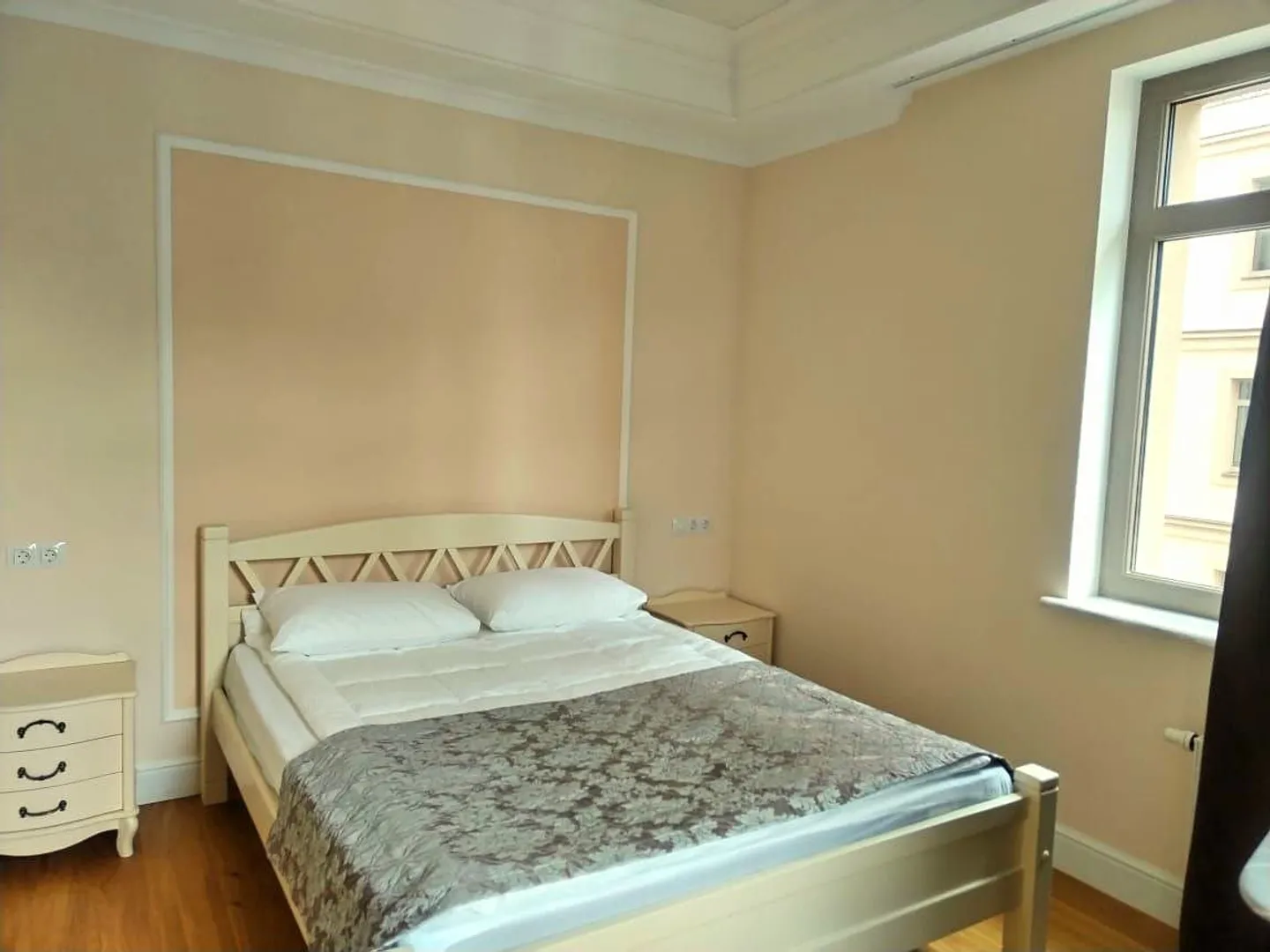 Уютная спальня с постельным бельем премиум-класса