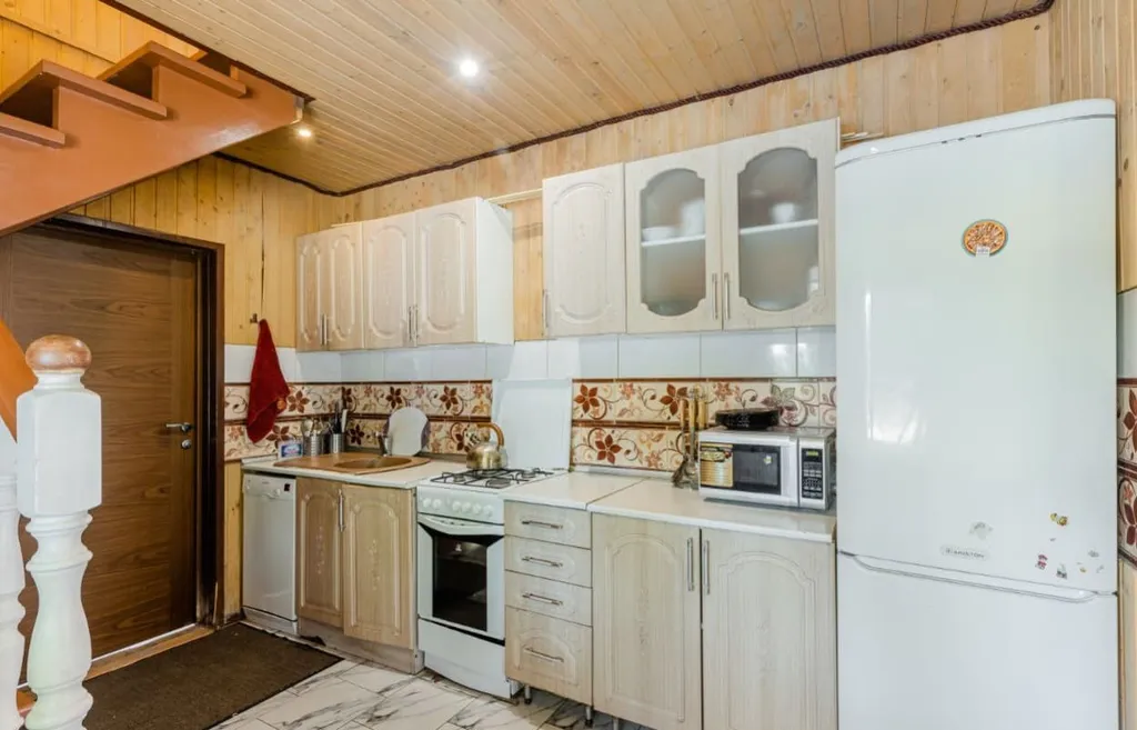 Коттедж с бассейном, баней и 5 спальнями