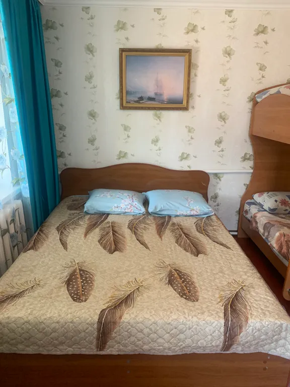 Квартира Двухкомнатный номер со своей кухней в номере и санузлом на первом этаже — аренда посуточно в Ейск