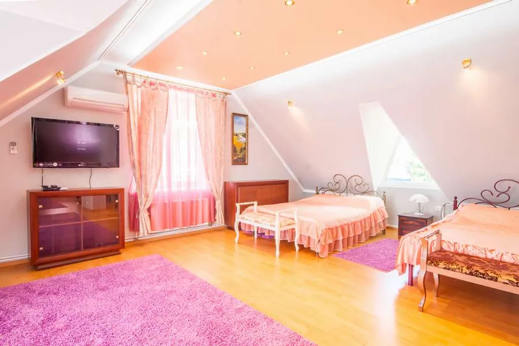 Дом с видом на сад и озеро