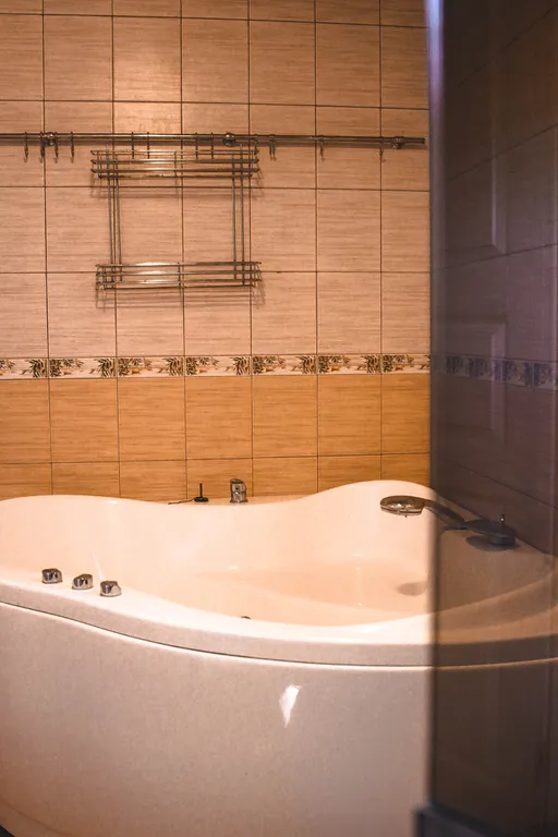 Дом у озера из натурального дерева