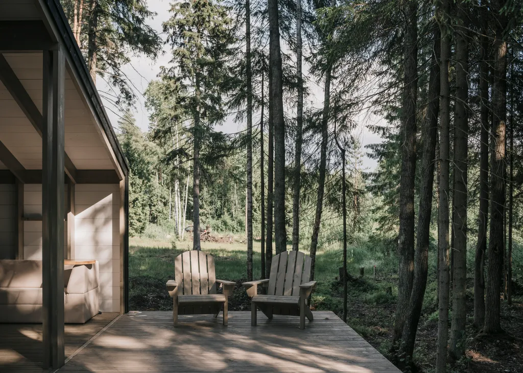 Загородный дом с террасой, баней и видом на лес