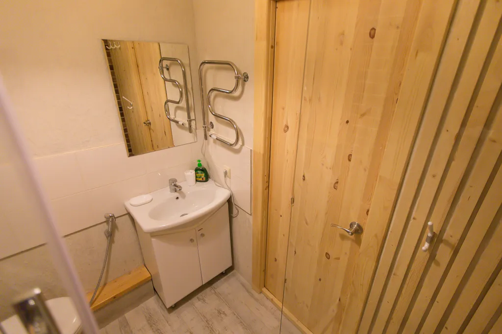 Уютная студия с видом на лес.