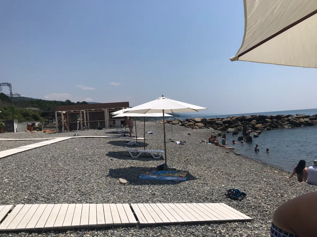 Половина дома с отдельным входом, с садом на берегу Чёрного моря