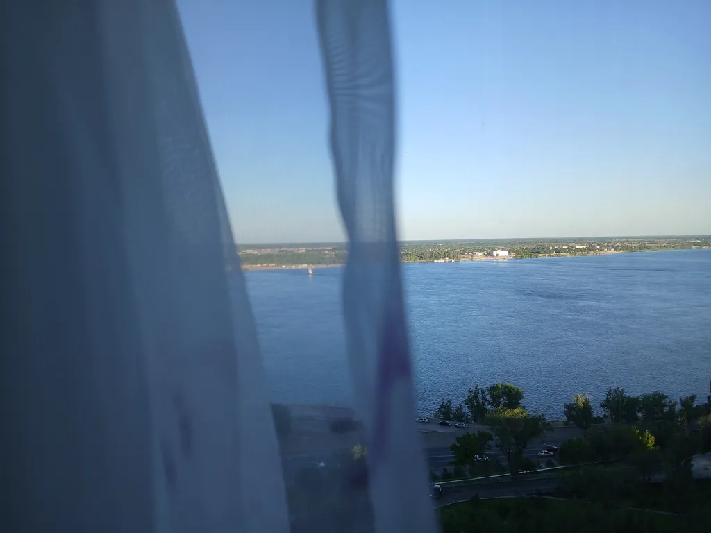 Жизнь с видом реку: огромная лоджия с панорамным остеклением в пол!