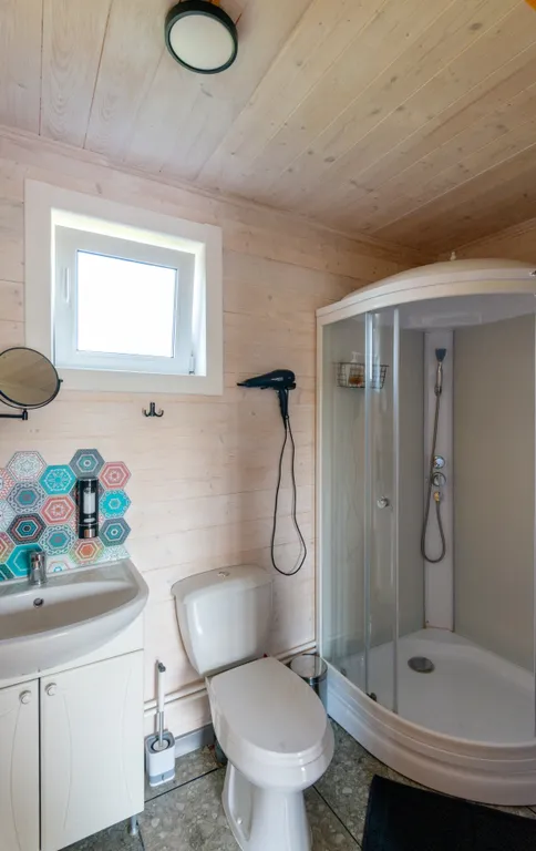 Дом на берегу реки с банным чаном