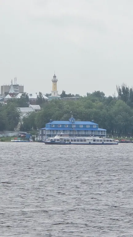Уютная часть дома на берегу Волги в городе