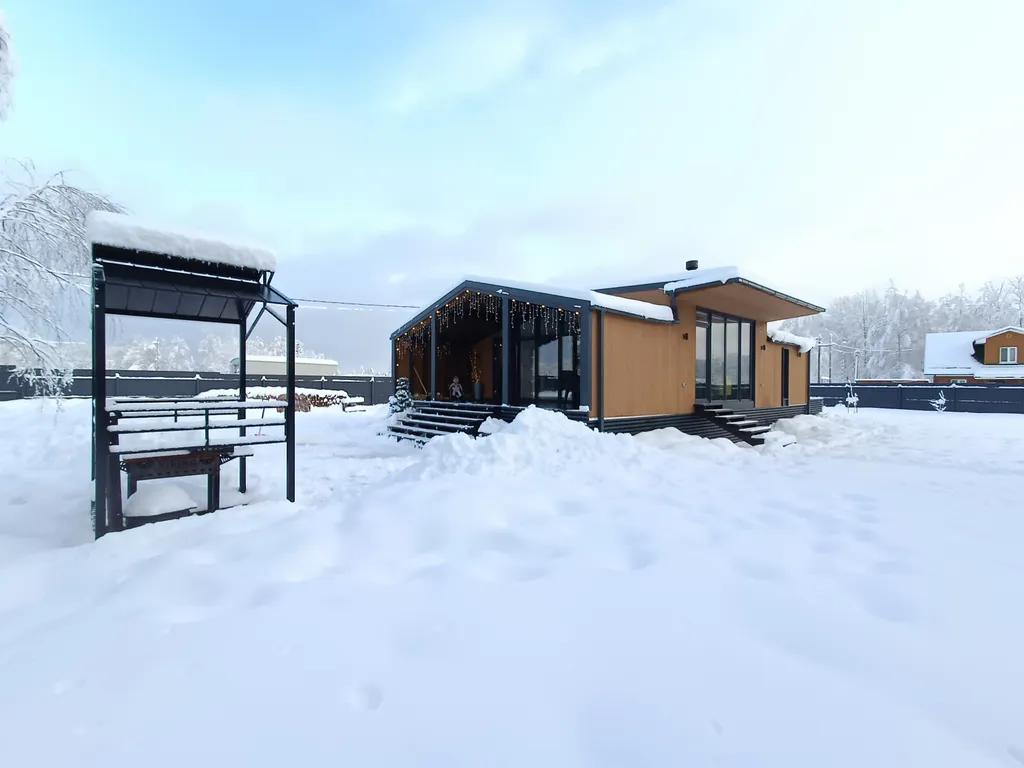 Уютный дом с панорамными окнами и бассейном на участке 15 соток