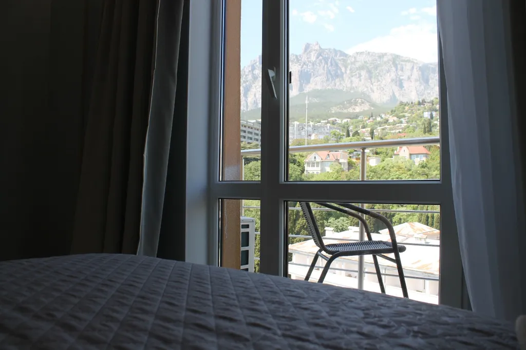 Большая студия с видом на гору Ай-Петри