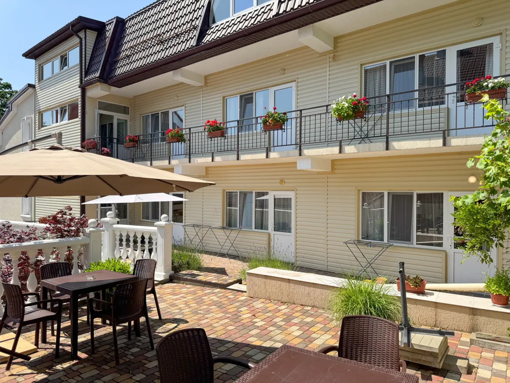 Солнечный номер для двоих с видом на цветочный дворик