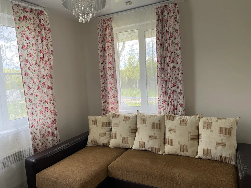 Дом с камином и видом на зимний лес