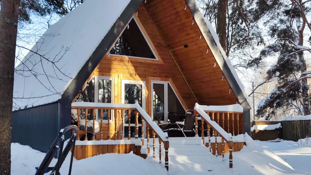 Коттедж Коттедж Амфрейм 6 местный у озера с баней, чаном и детской площадкой с батутом — Ланино