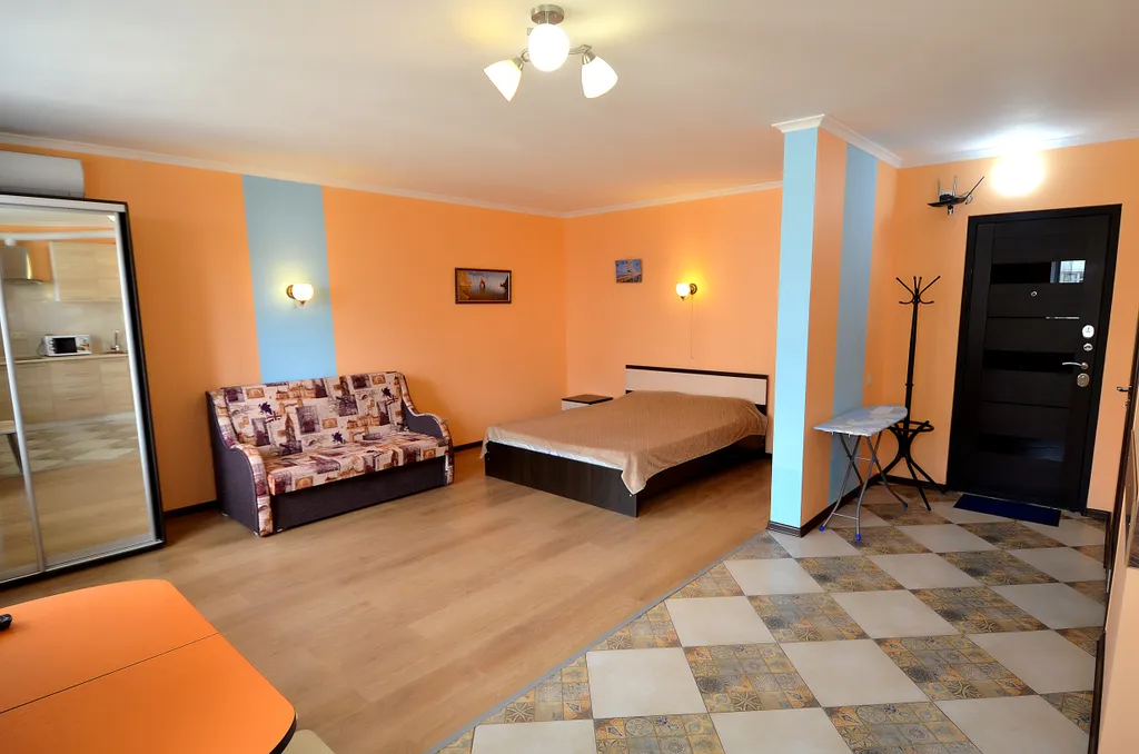 Квартира-студия персиковая