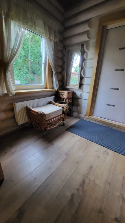 Уютный дом на побережье, на опушке соснового бора