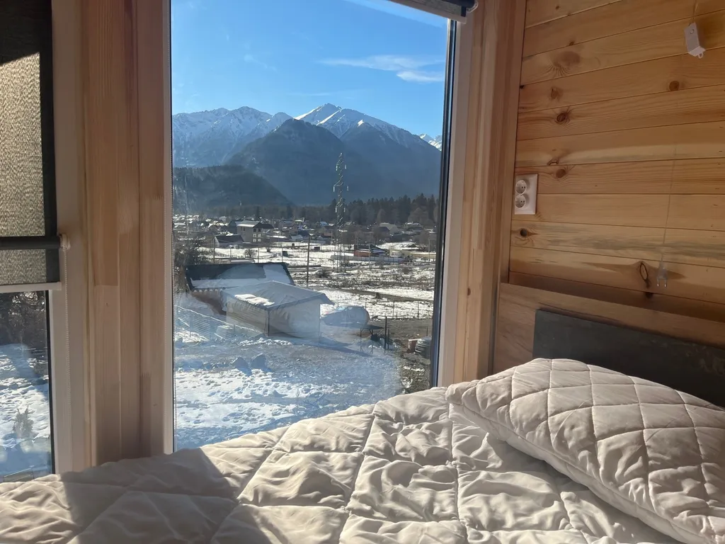 Коттедж с панорамными окнами и видом на горы