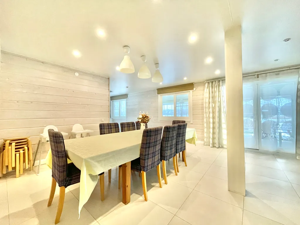 Коттедж Коттедж на берегу озера, с 5 спальнями, сауной  камином — Межозерное