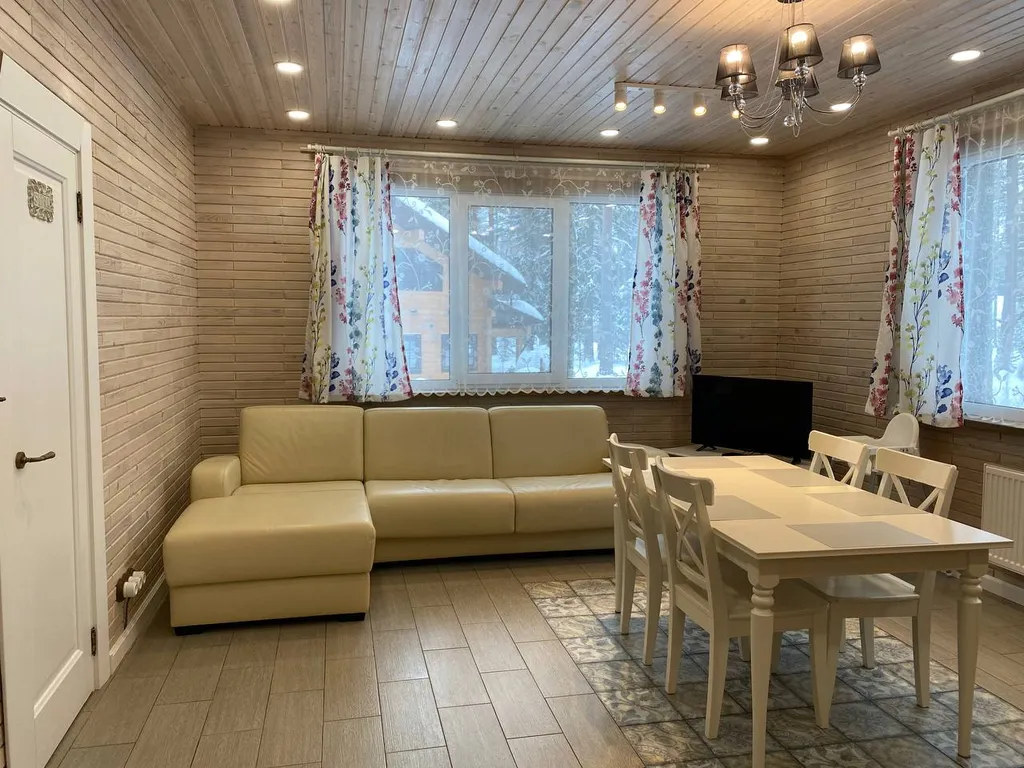 Домик в лесу на берегу озера