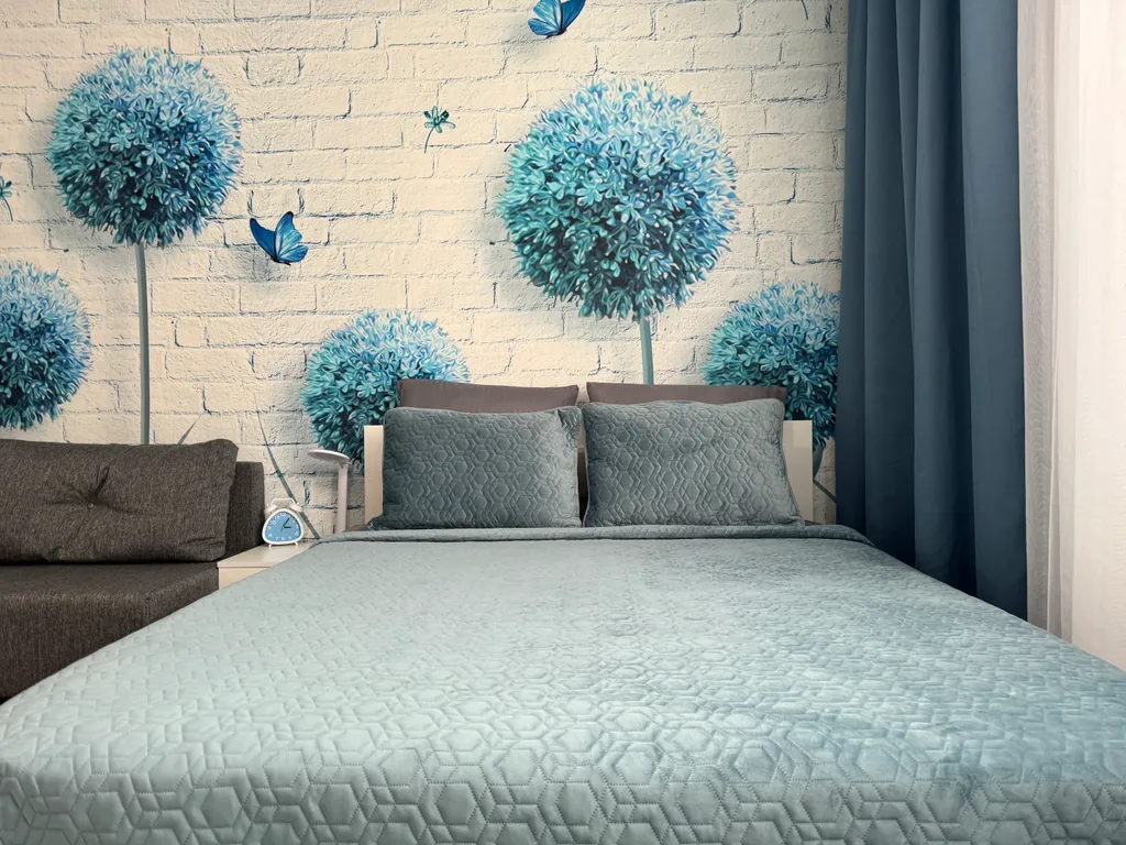 Уютная квартира-студия с большой кроватью и диваном