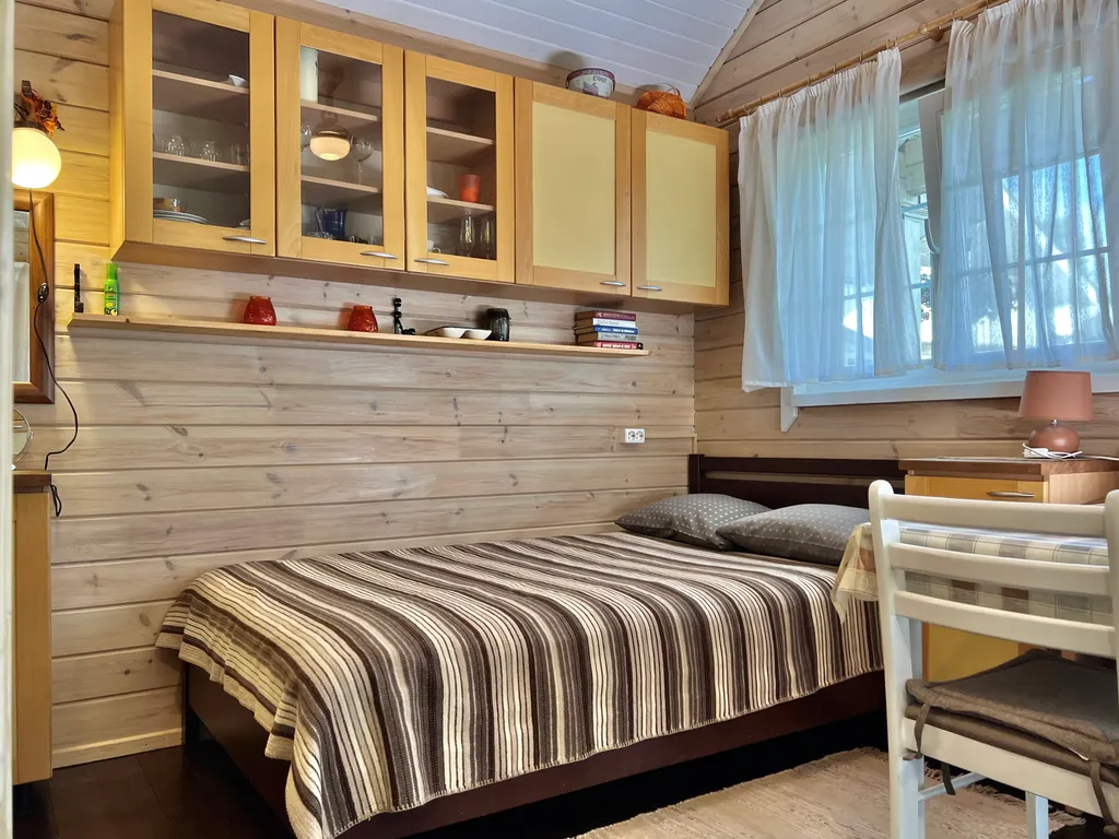 Маленький дом на берегу озера