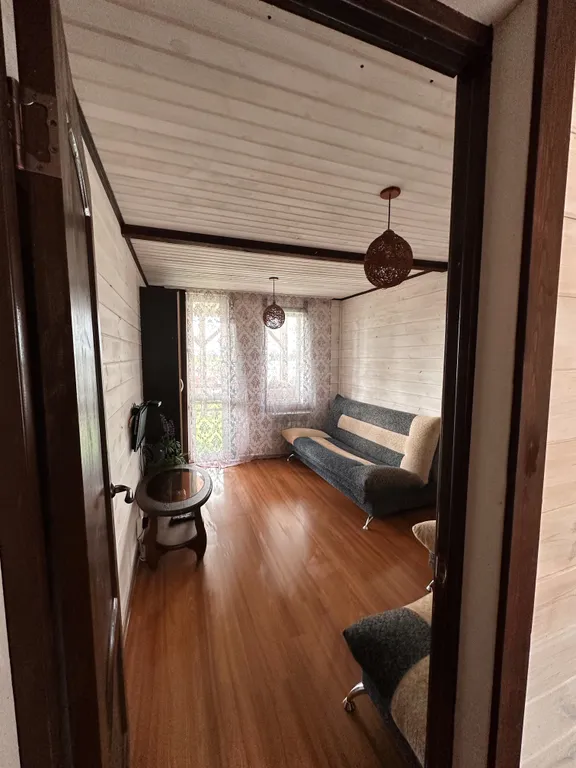 Двухэтажный дом на берегу реки Волга