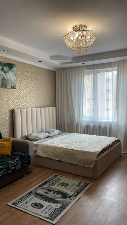 Трёхкомнатная, три кровати, диван, самый центр левого берега