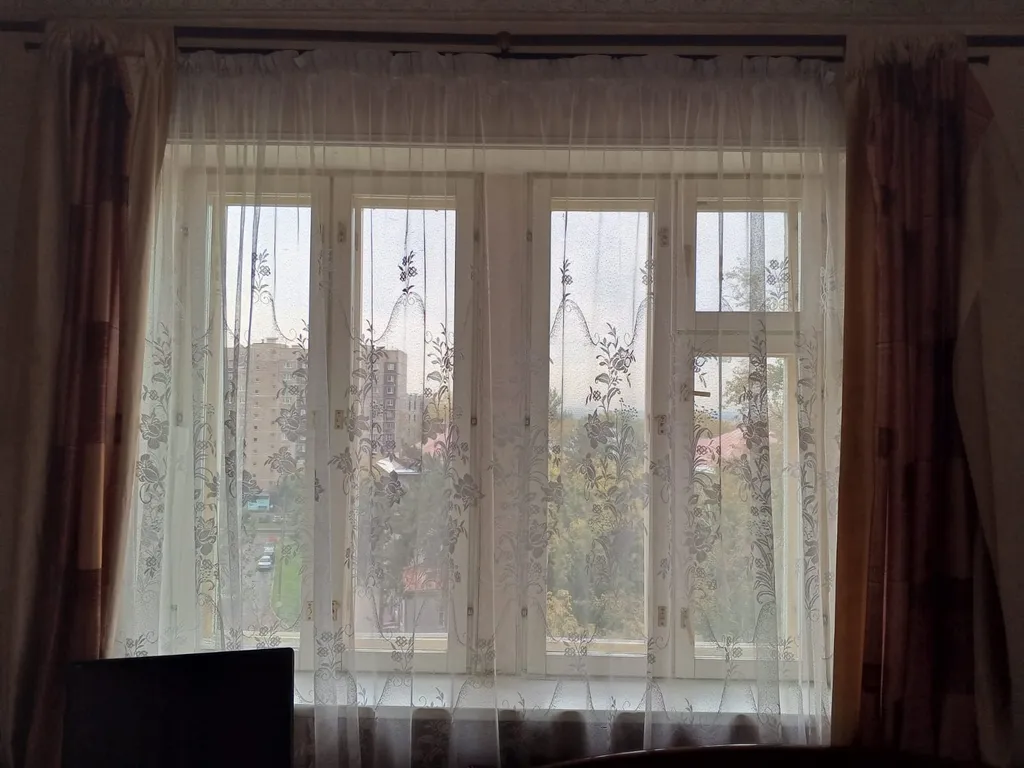 Розовая комната с персональным компьютером