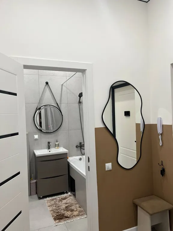 Современная квартира у набережной