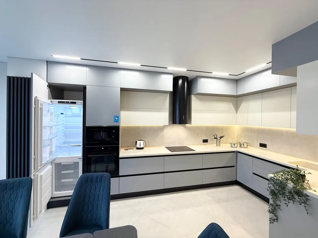 Квартира с большой кухней-гостиной, камином и панорамным видом