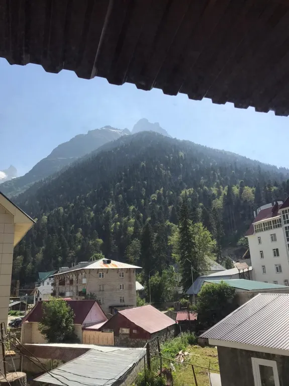 Уютный 3-х этажный коттедж в центре Домбая