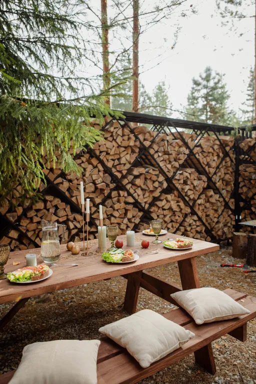 Дом в сосновом лесу с ванной у окна