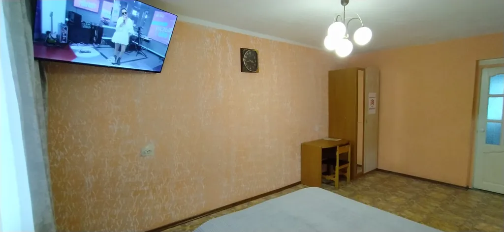 Двуспальная кровать и огромный смарт ТВ