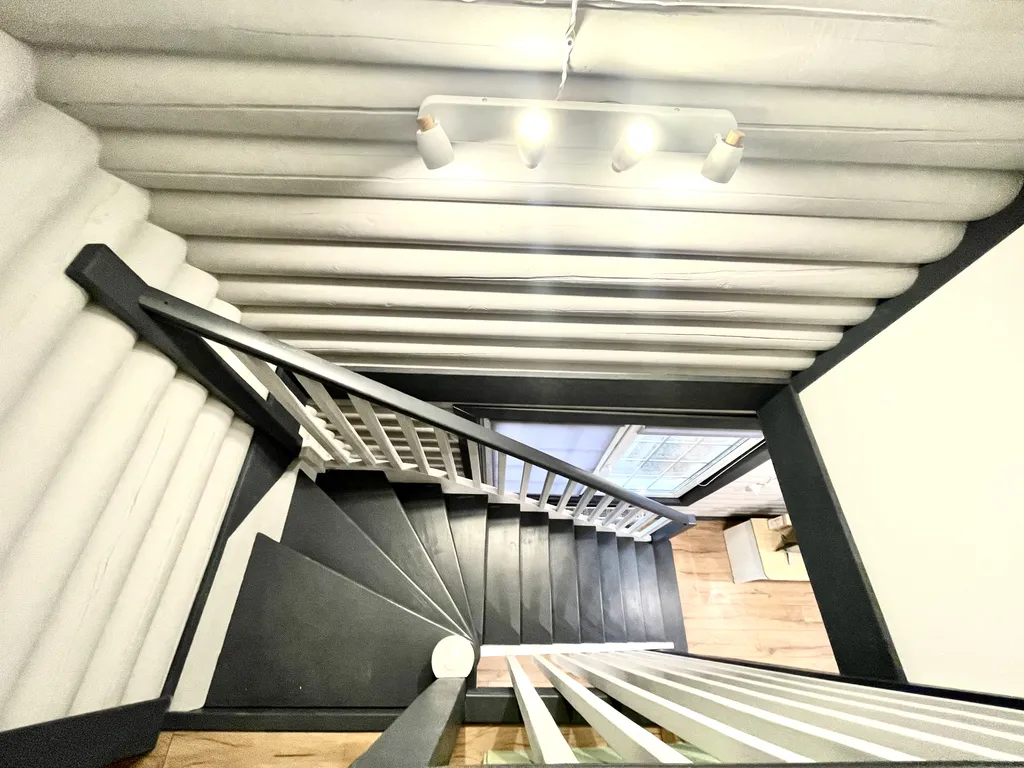 Уютный бревенчатый дом в сосновом бору