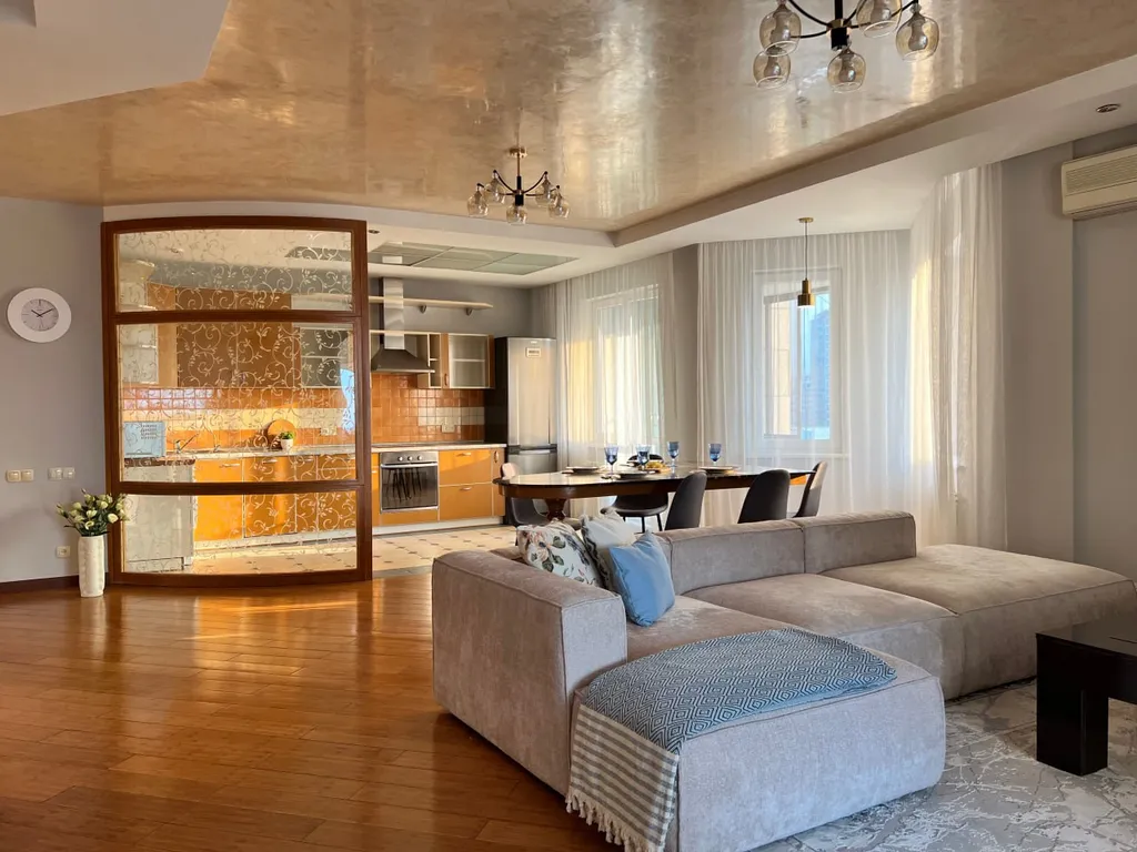 Уютная квартира с прекрасными видами в центре Алматы