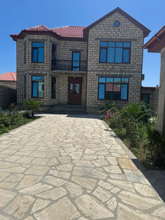 Большой красивый дом у моря